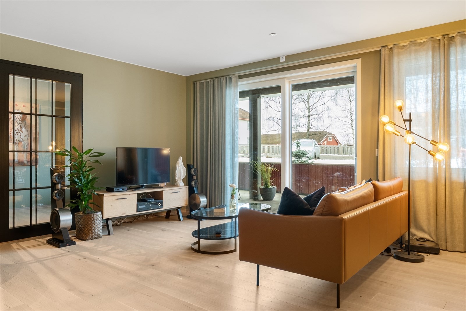 Leiligheten har en lys og moderne åpen stue- og kjøkkenløsning med god plass til både sofagruppe og spisebord. Galleribilde