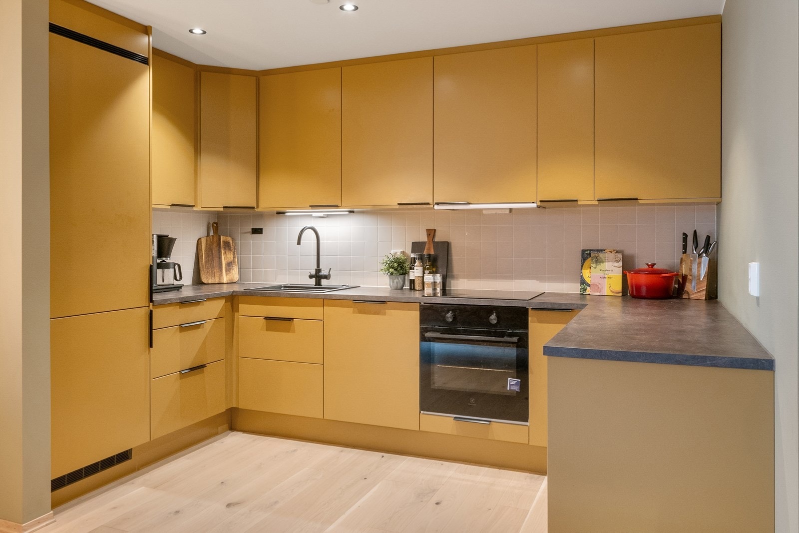 Kjøkkenet er levert av Sigdal og har glatte fronter, laminert benkeplate med nedfelt vaskekum samt induksjonstopp. Galleribilde