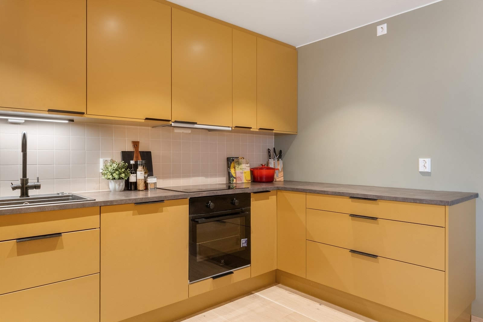 I benkeskapet er det installert automatisk vannstopp, og over kokesonen er det montert komfyrvakt for økt trygghet i hverdagen. Galleribilde