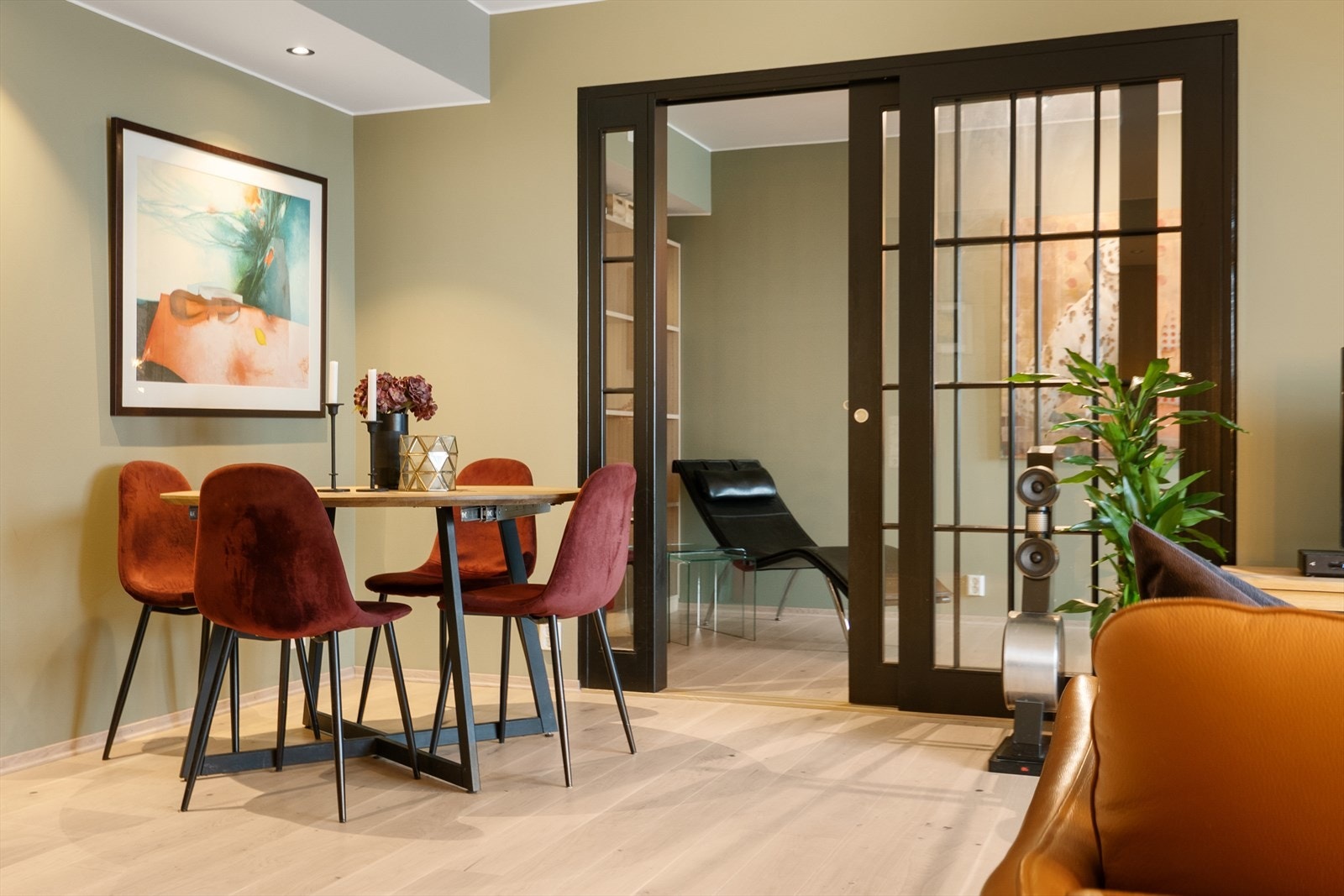 Boligen holder en moderne standard med blant annet flott eikeparkett på gulv, tidsriktige fargevalg, balansert ventilasjon og vannbåren gulvvarme via fjernvarme. Galleribilde