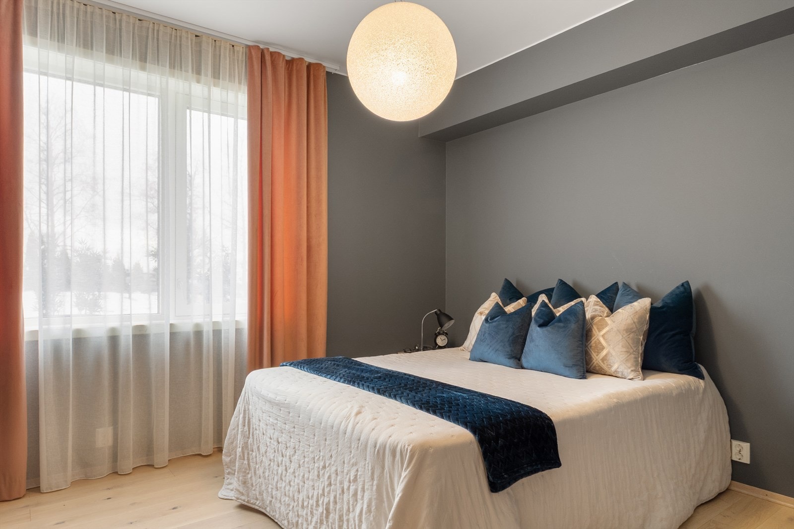 Hovedsoverommet er romslig, med god plass til dobbeltseng og øvrig møblement. Galleribilde