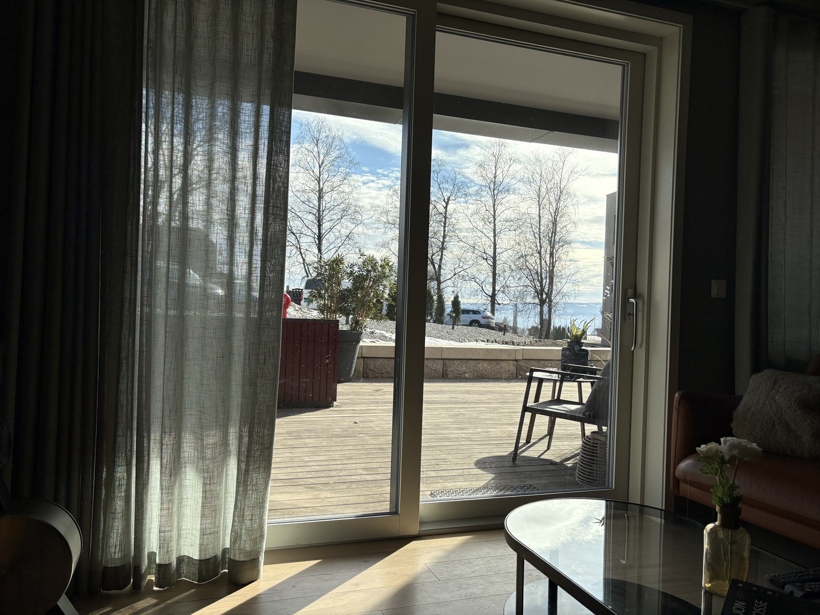 Stuen har godt lysinnslipp og utsyn mot Mjøsa - Bilde tatt av selger. Galleribilde