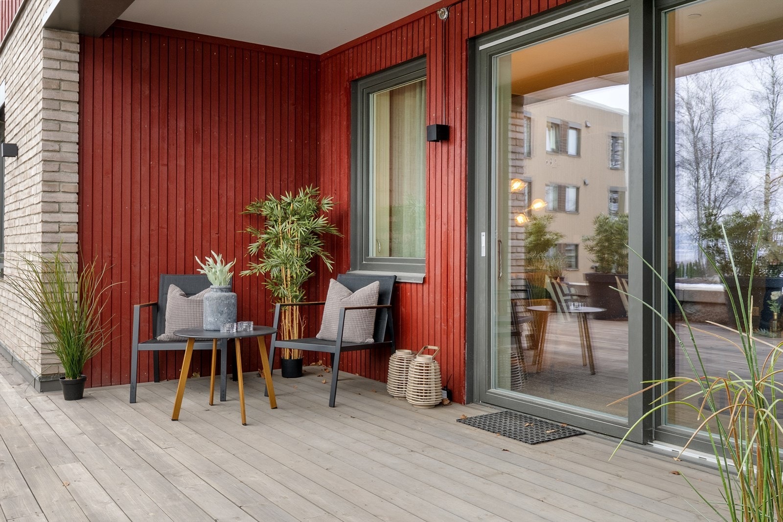 Terrassen fungerer som en naturlig forlengelse av stuen i sommerhalvåret. Galleribilde