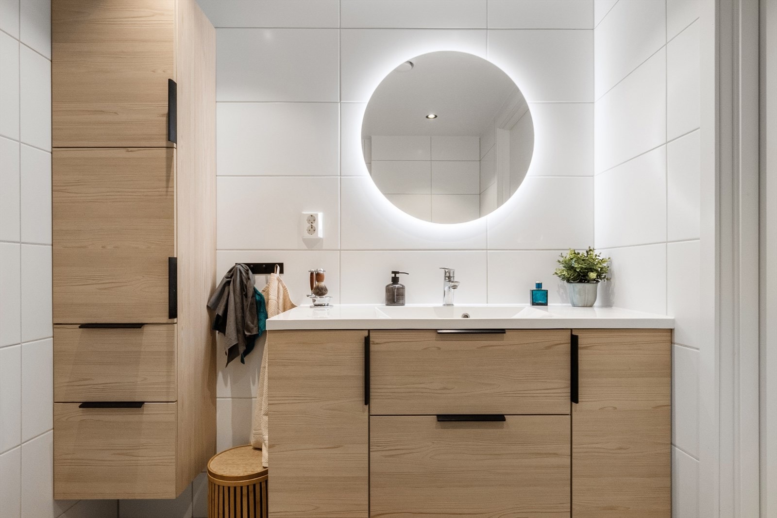 Baderommet er innredet med servantskap med servant og tilhørende høyskap fra Sigdal. Galleribilde