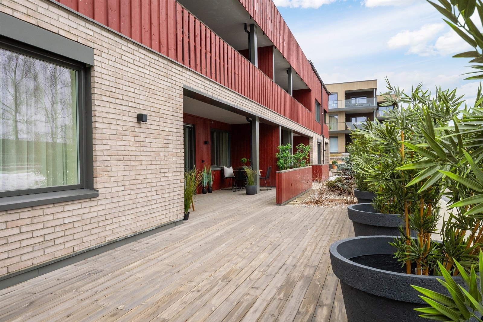 Her er det rikelig med plass til en hyggelig loungegruppe, spiseplass, og eventuelt flere soner for avslapning. Galleribilde