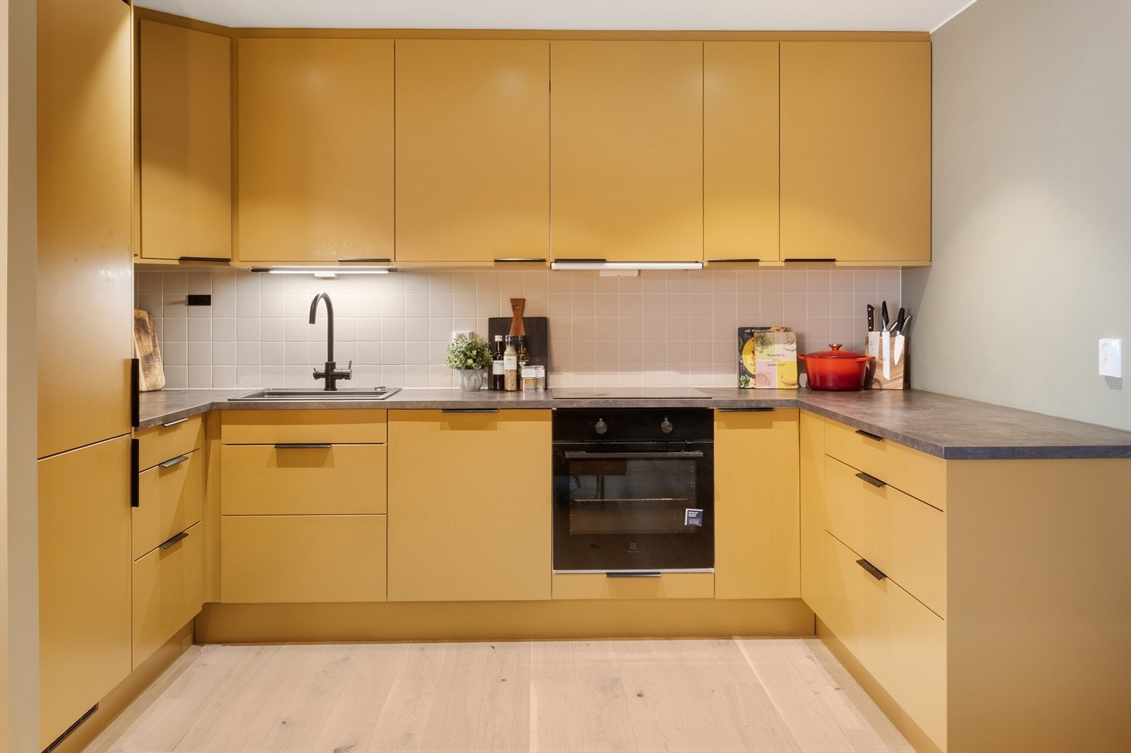 Kjøkkenet er innredet i en praktisk form og har godt med skap- og benkeplass. Galleribilde