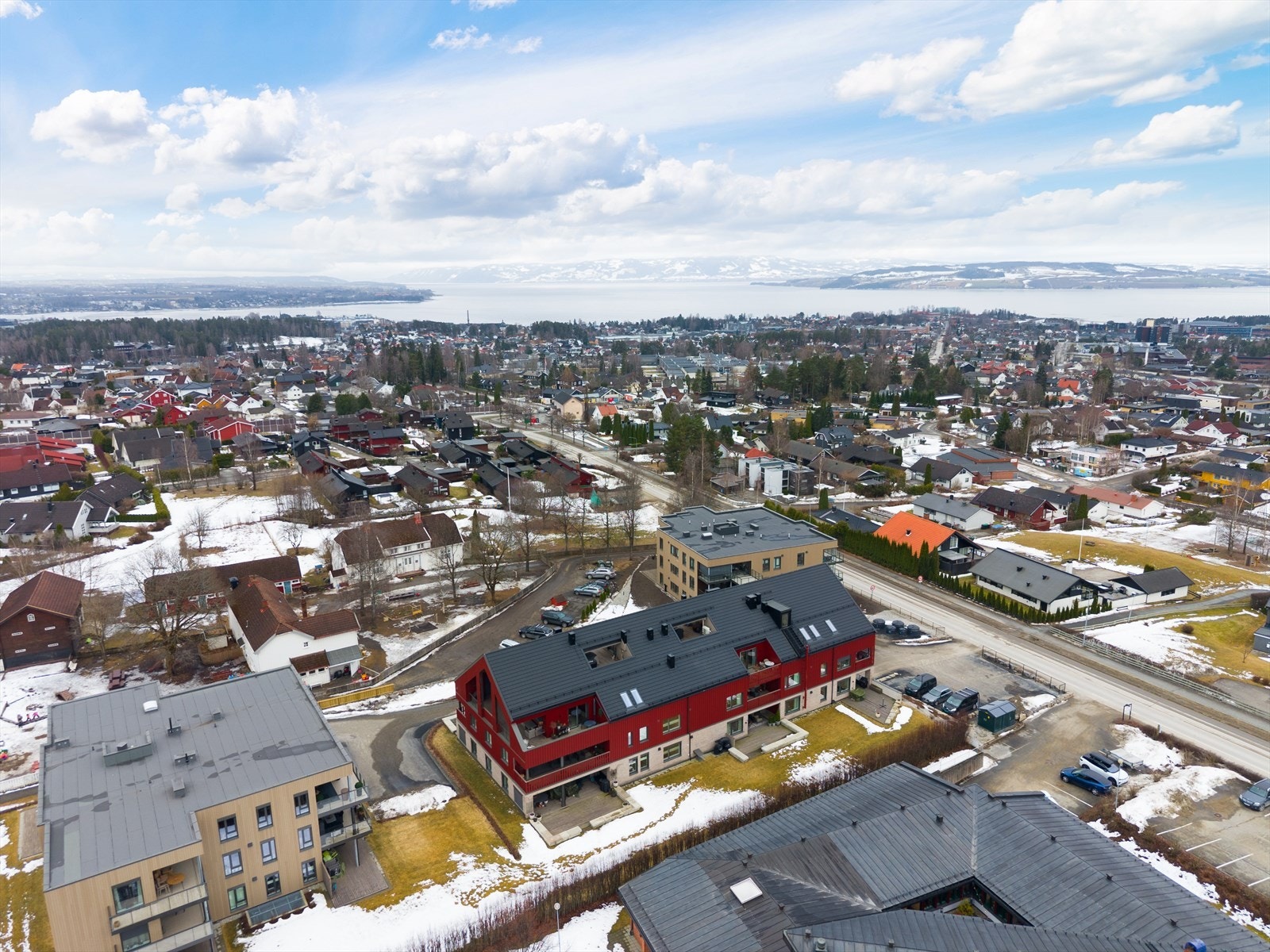 Eiendommen har en sentrumsnær beliggenhet med kort vei til fine turområder som Furuberget, Klukhagan og Ankerskogen, samt gode rekreasjonsmuligheter langs Mjøsa. Galleribilde