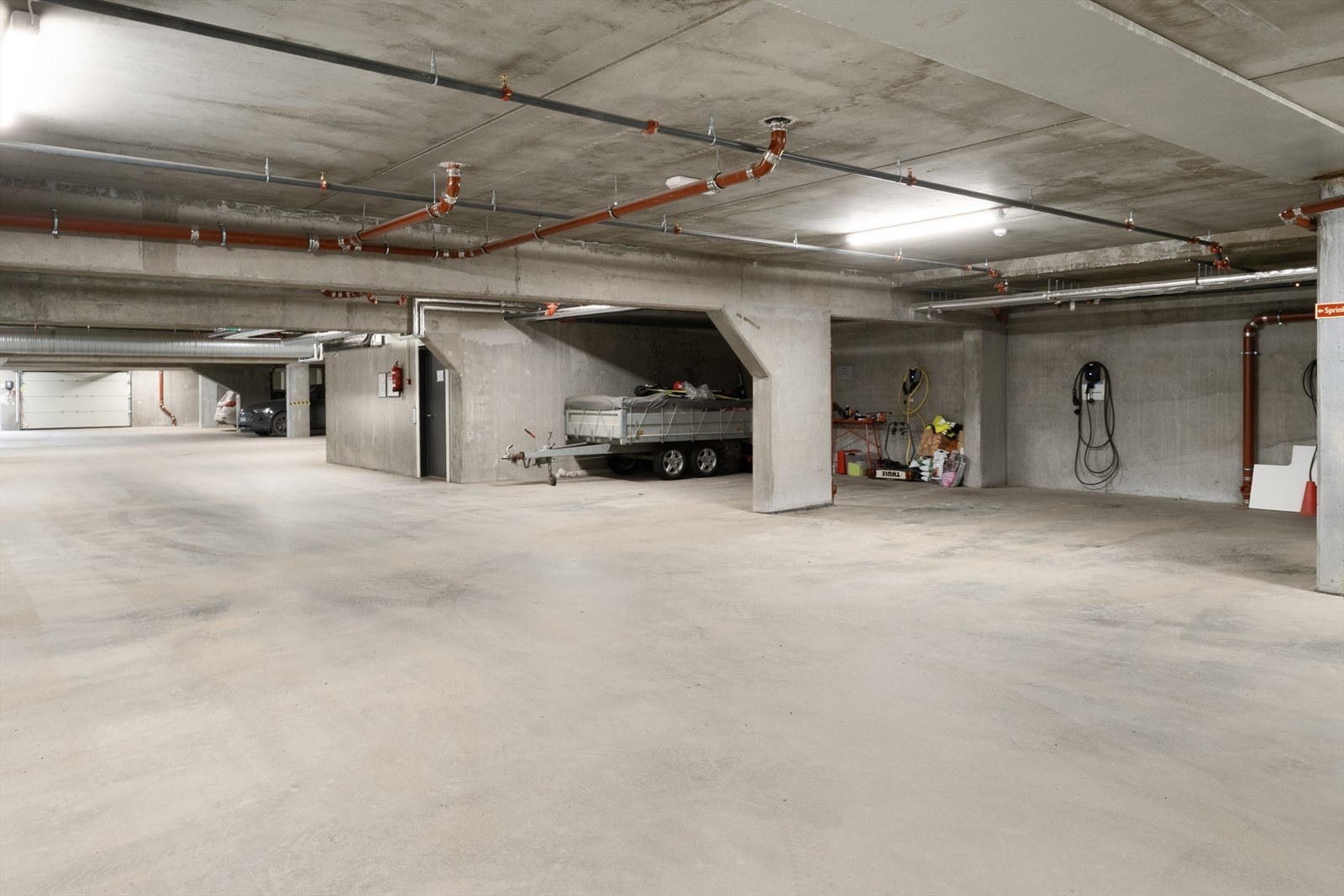 Det følger med en biloppstillingsplass i felles garasjeanlegg i kjelleren. Galleribilde