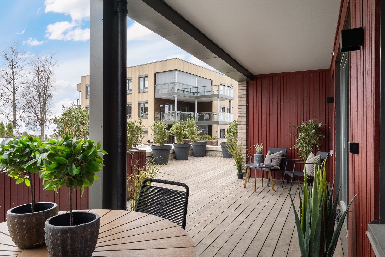 Fra stuen har du direkte utgang til en romslig markterrasse på ca. 47 m². Galleribilde