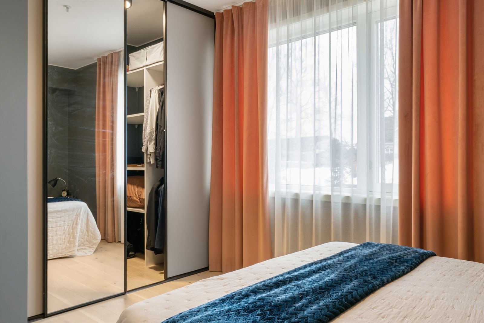 Her er det også en romslig skyvedørsgarderobe med gode oppbevaringsmuligheter. Galleribilde