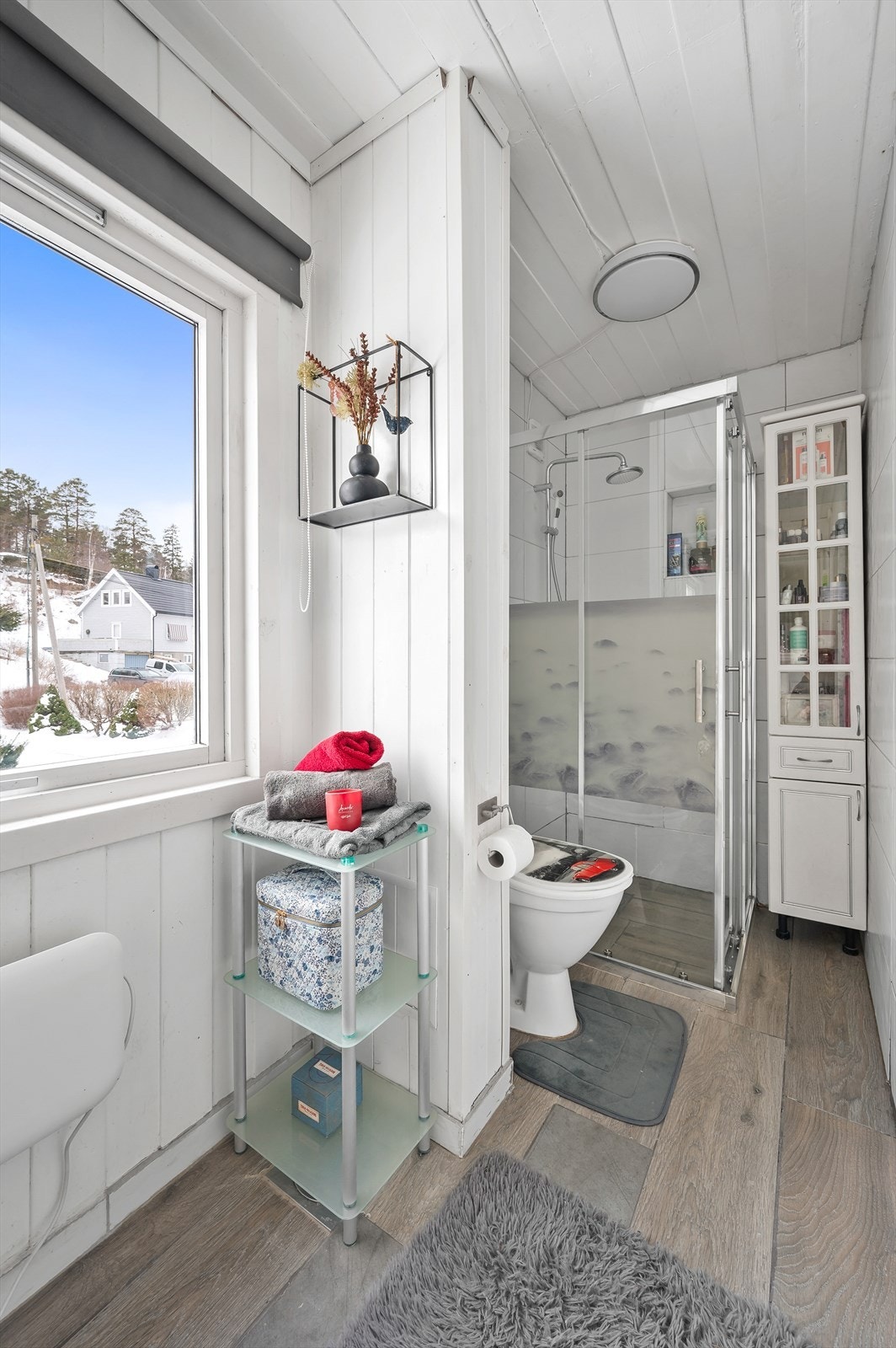 Bad med toalett, dushjørne og servant. Galleribilde