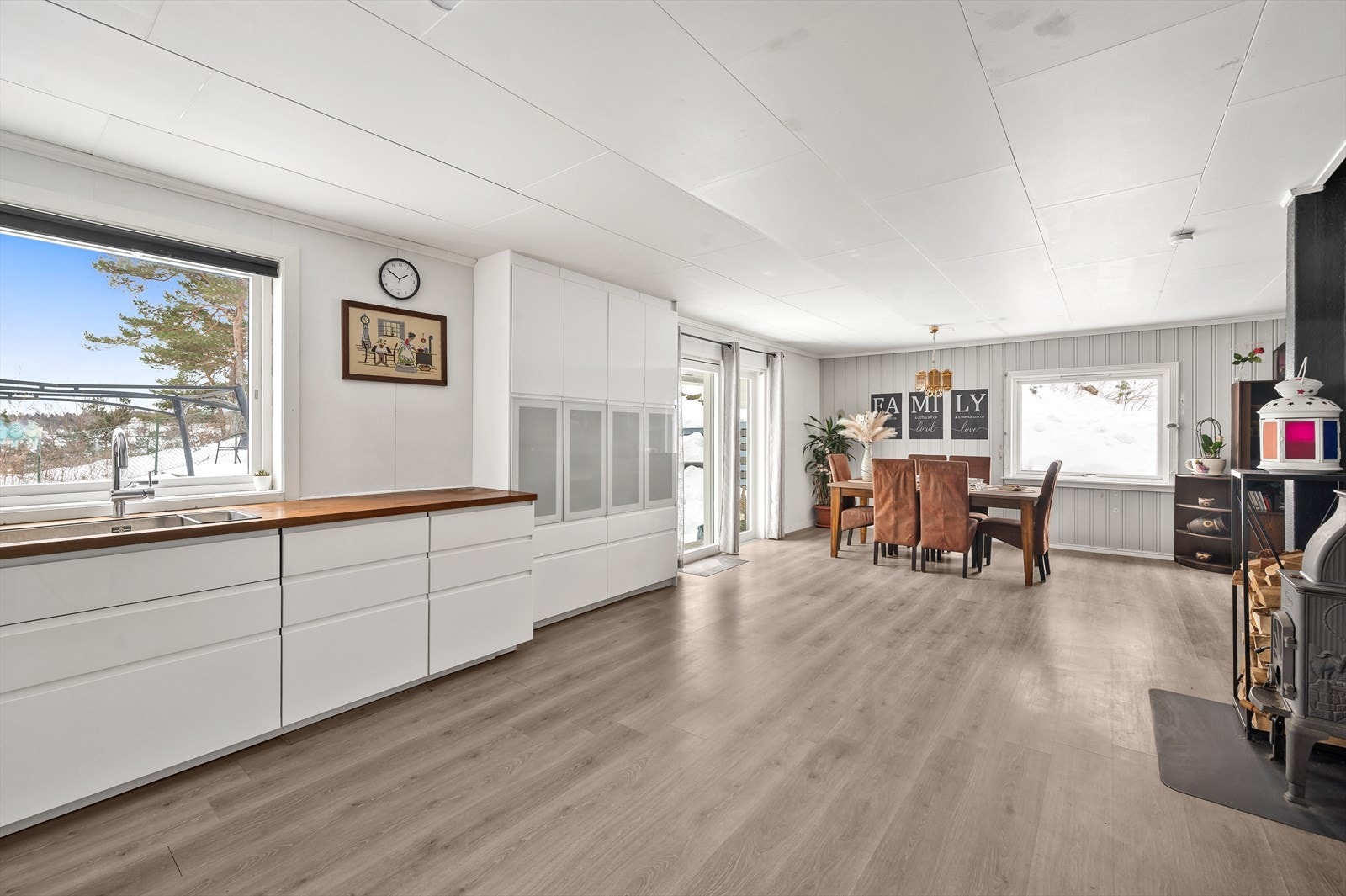 Fra stue er det åpent til kjøkken. Her er det god plass til ønsket møblering. Galleribilde
