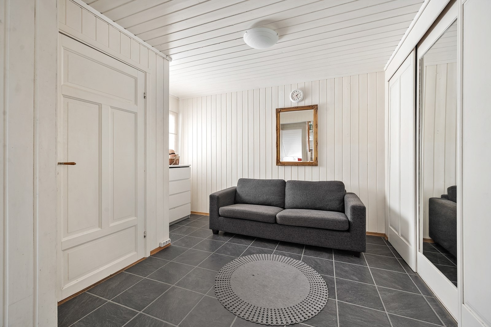 Romslig entré med skyvedørsgarderobe. Galleribilde