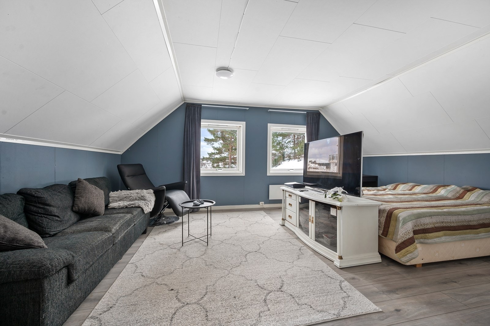 Romslig soverom i loftsetasje. Galleribilde