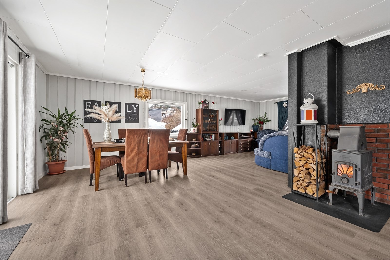 Stuen er lys og romslig. Her er også vedovn som skaper et godt inneklima hele året. Galleribilde