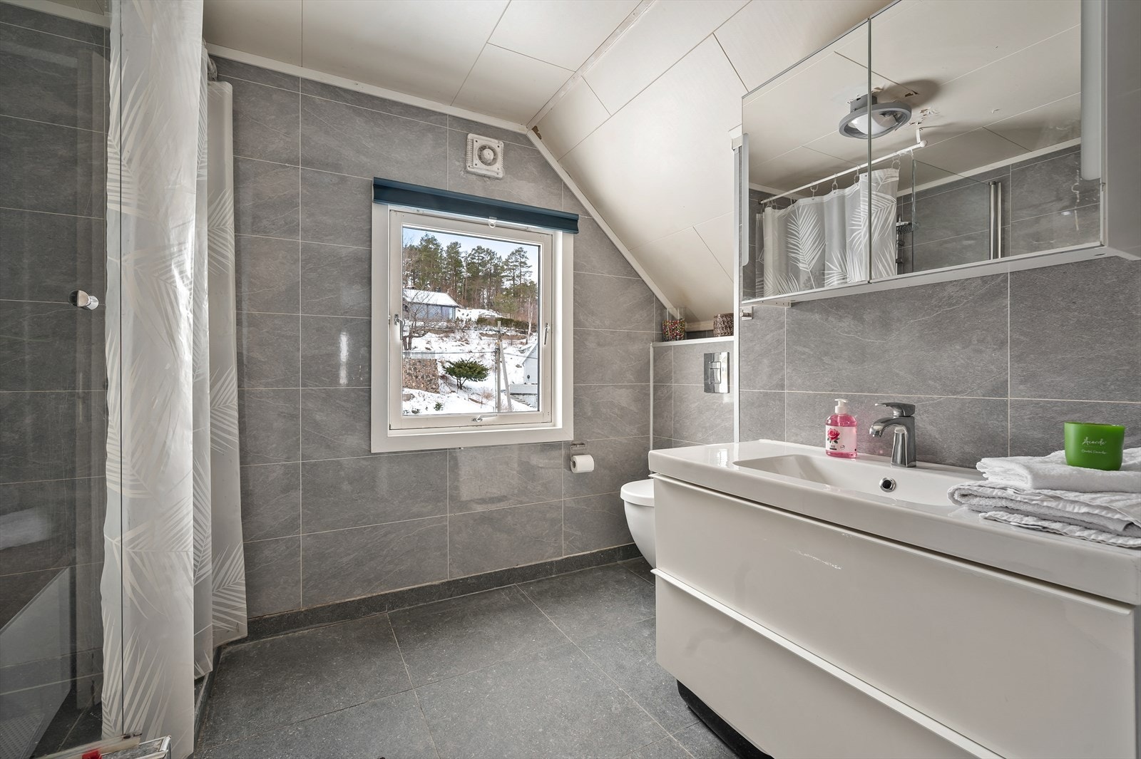 Bad med toalett, servant med skuffeløsning og dusjhjørne. Galleribilde