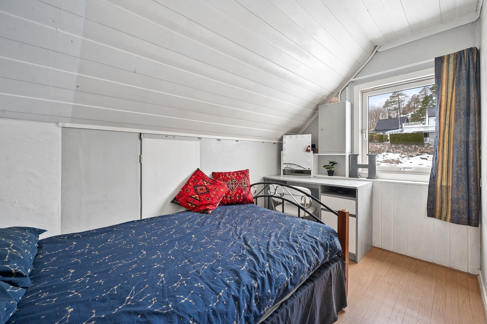 Soverom i loftsetasje. Galleribilde