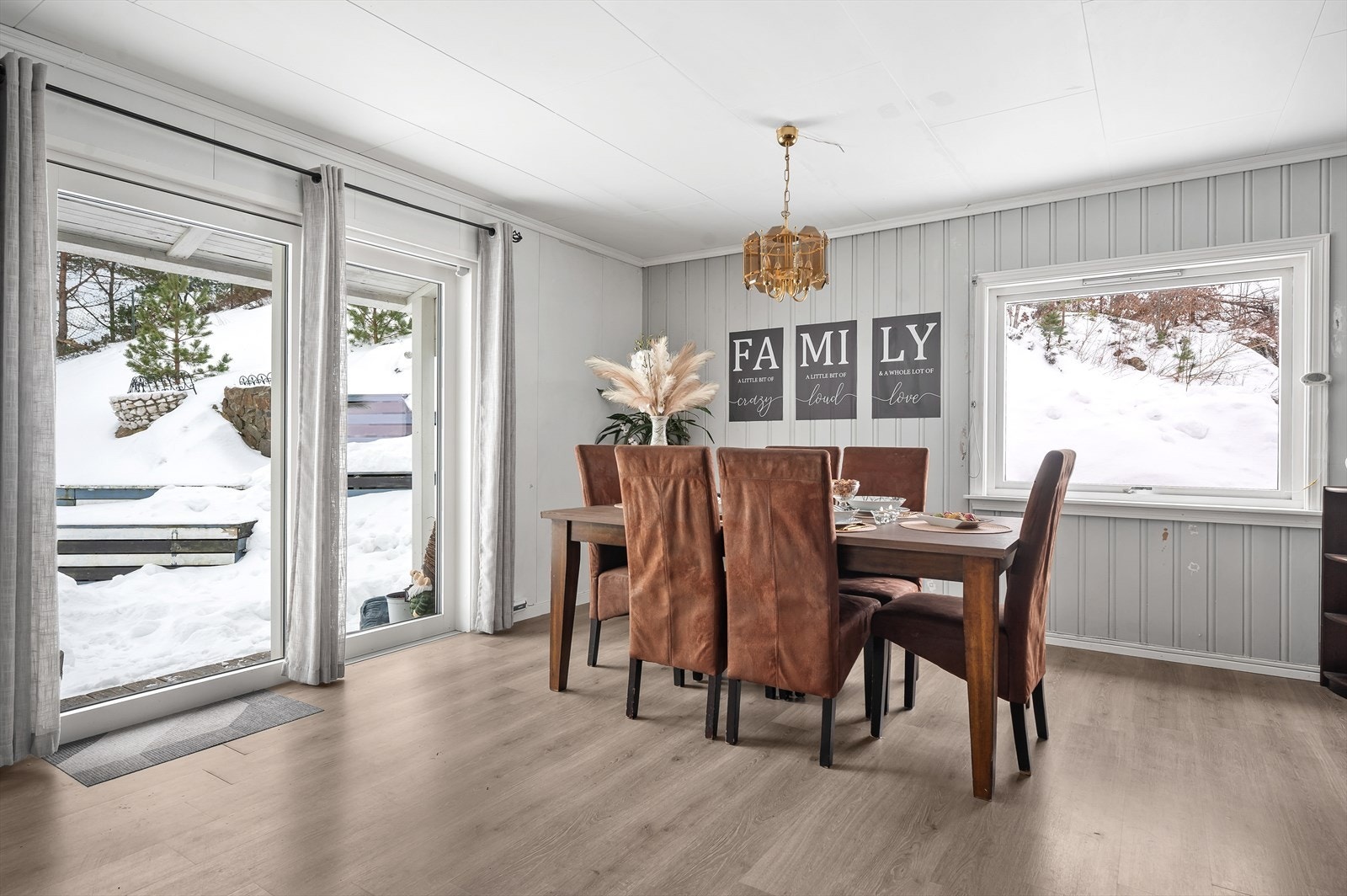 Store vindusflater i stue slipper inn godt med naturlig lys og gjør stuen til et behagelig rom å oppholde seg i. Galleribilde