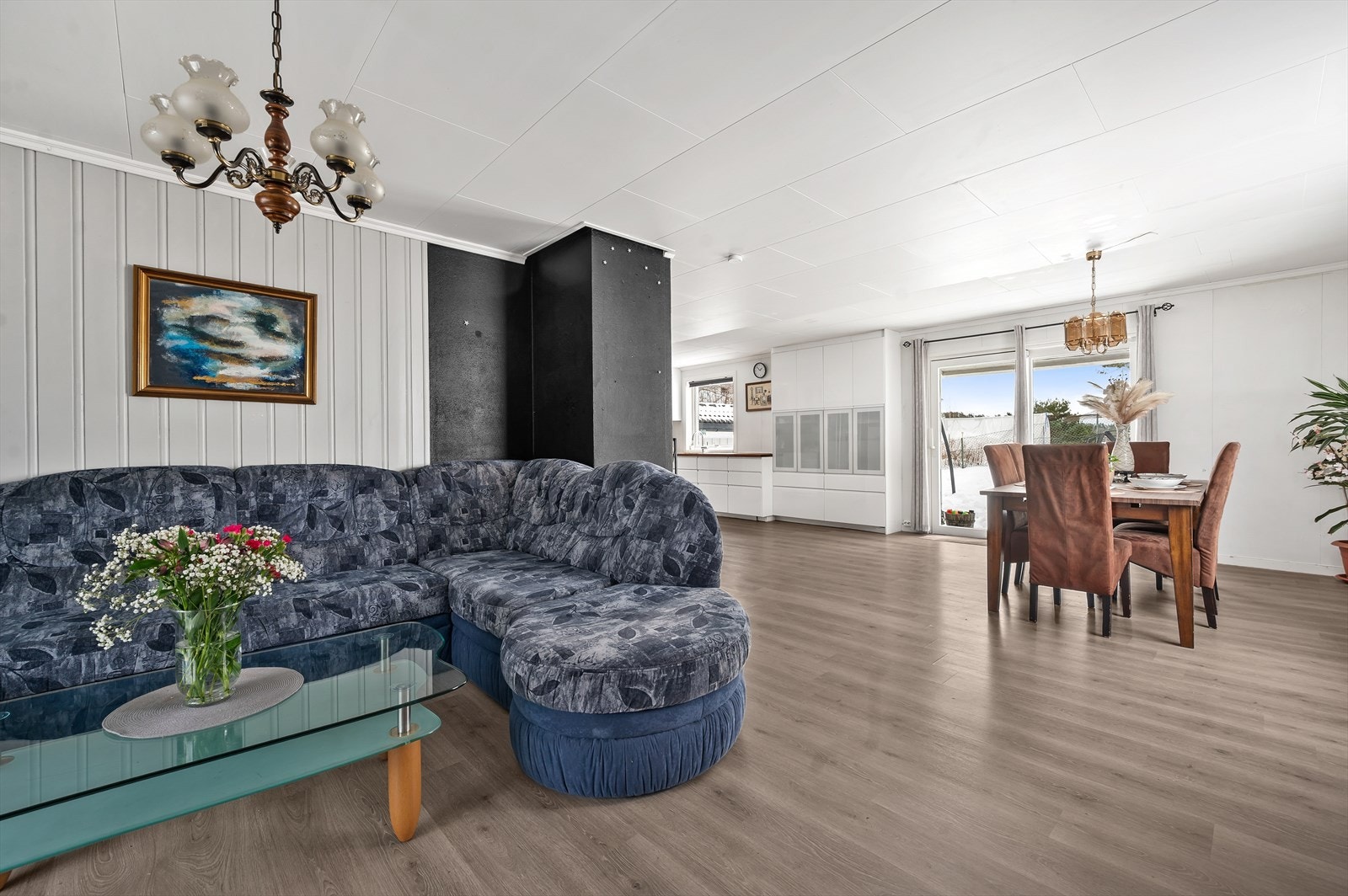 I stuen er det god plass til både sofagruppe og spisebord. Galleribilde