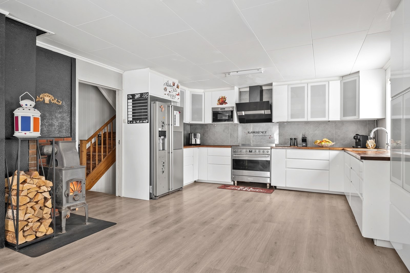 Stort kjøkken med mye skap- og benkeplass. Galleribilde