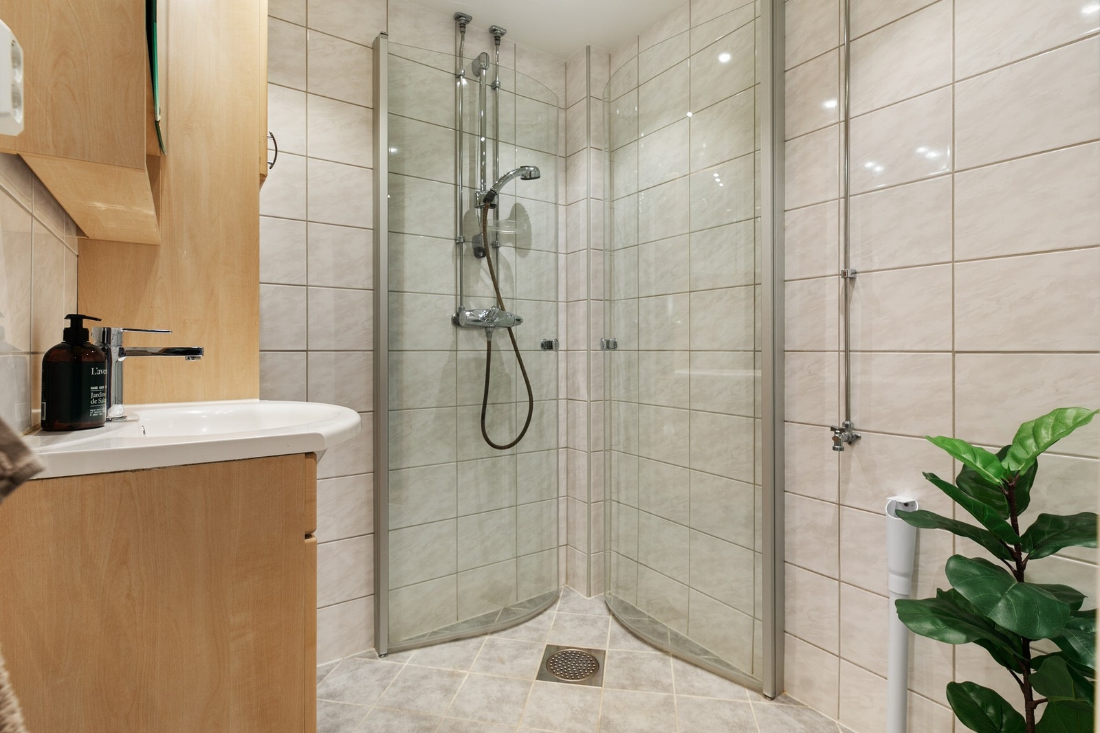 Lyst og pent, helfliset baderom med varme i gulvet Galleribilde