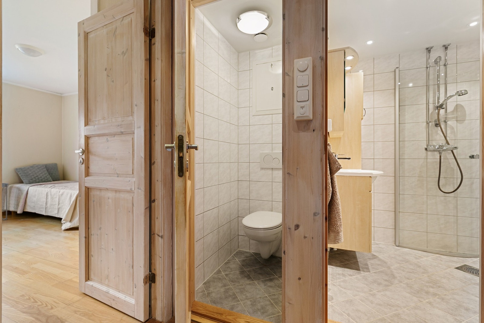 Det er separat bad og toalettrom. Begge rommene er helfliset. Rommene er pusset opp i regi av borettslaget i 2016 Galleribilde