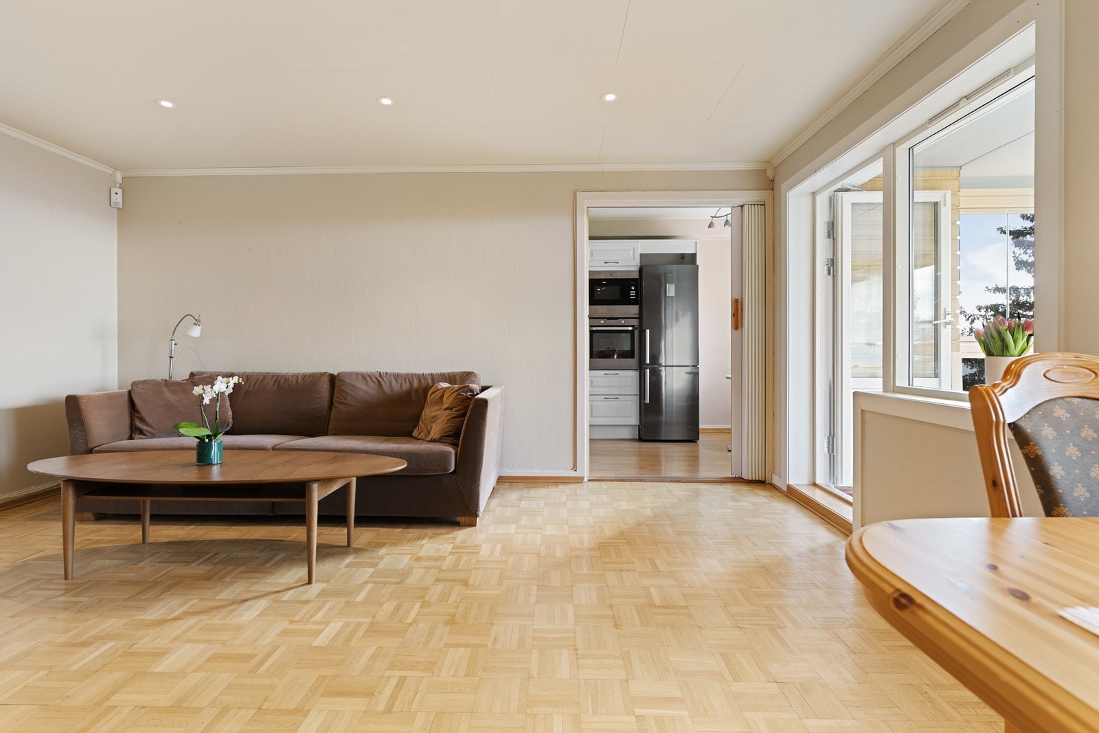 I stuen er det god plass til sofagruppe, stuebord, spisegruppe, m.m. Galleribilde