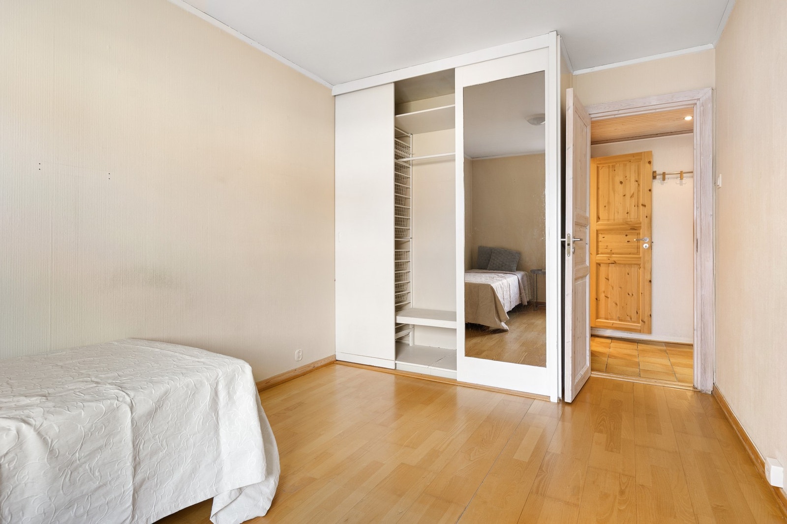 Soverom 2 - det er montert skyvedørsgarderobe for oppbevaring Galleribilde