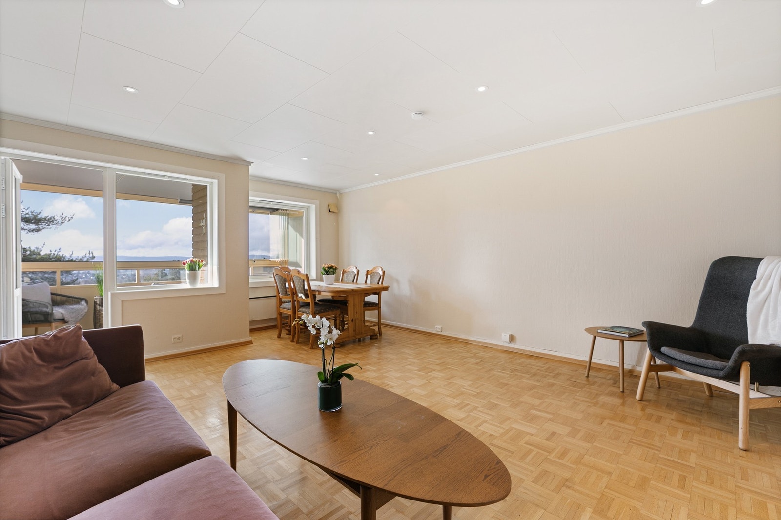 Lys, luftig og romslig stue med utgang til balkong Galleribilde