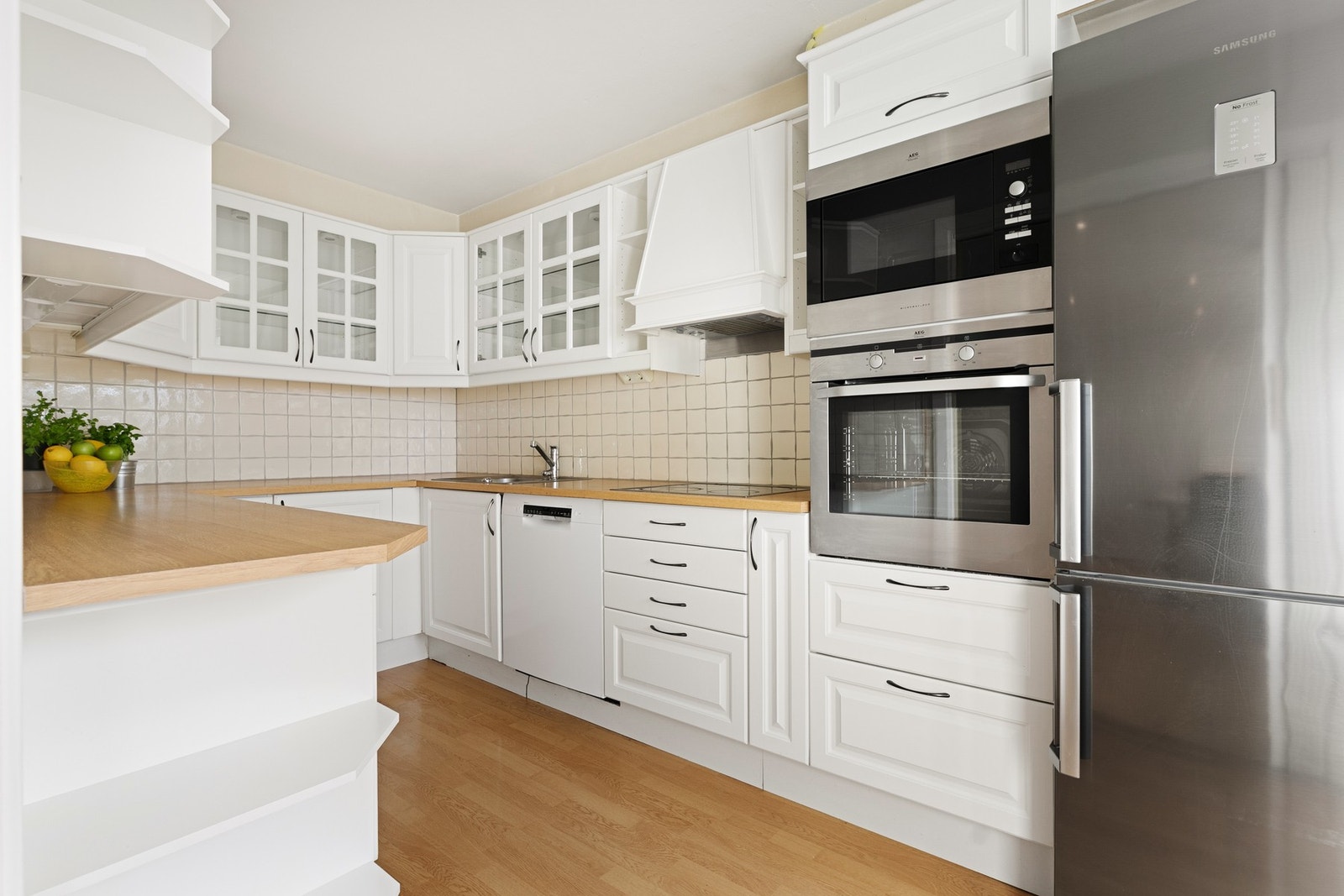 Lyst og praktisk kjøkken. Det er godt med skap- og benkeplass Galleribilde