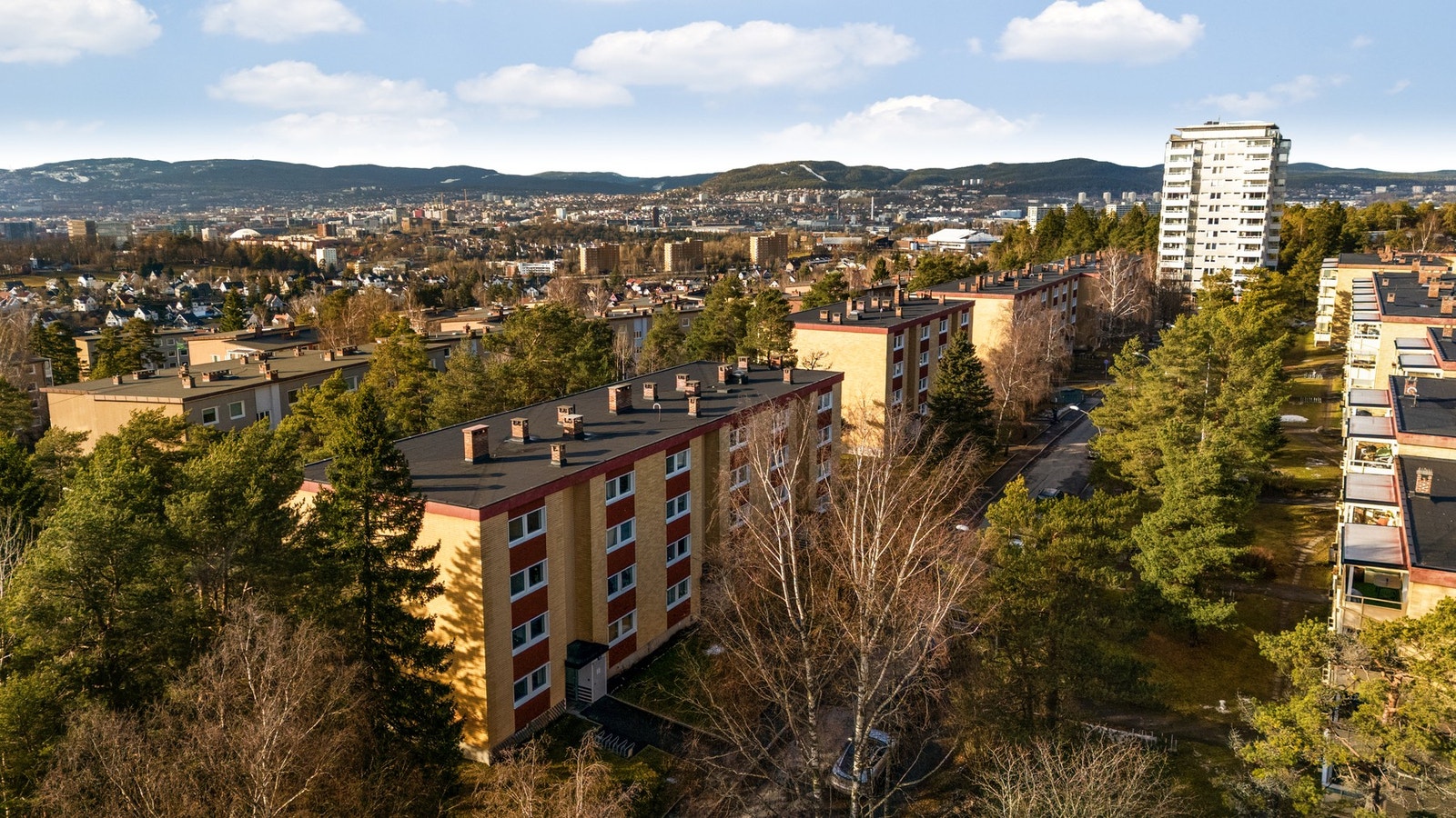 I borettslaget er det store grøntarealer, div. beplantning, trær, lekeplasser og sittegrupper Galleribilde