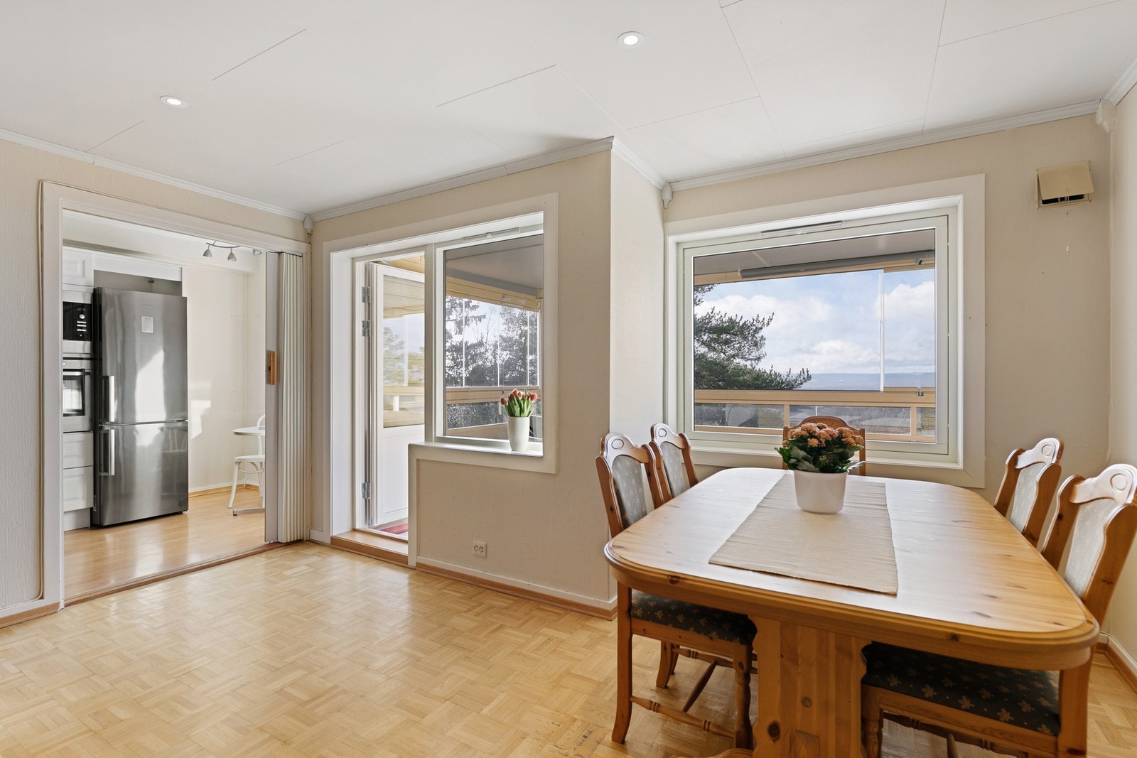 Fra stuen er det utgang til romslig, innglasset balkong på 11 kvm. Galleribilde