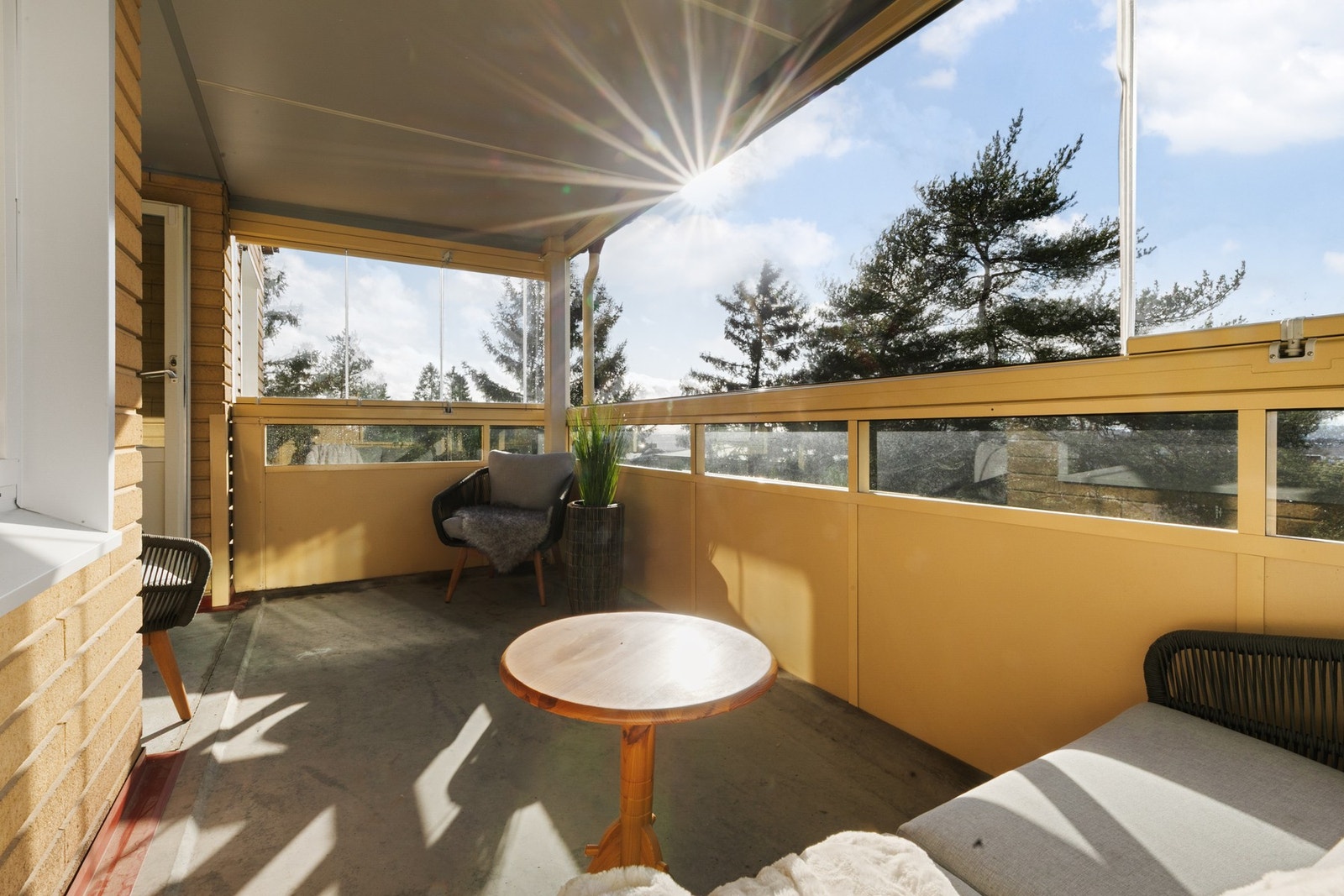Glassene kan åpnes og trekkes helt til siden. Balkongen kan brukes hele året om man vil Galleribilde
