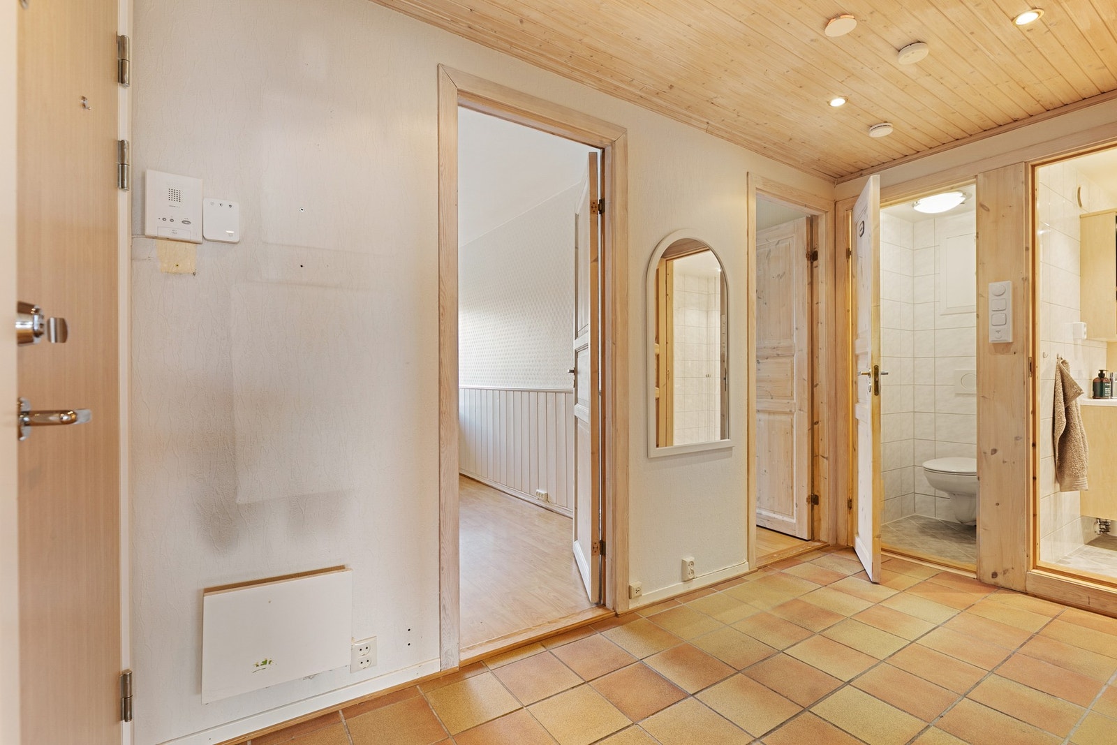 Entré/gang - lys og romslig med god plass til oppbevaring av yttertøy og sko Galleribilde