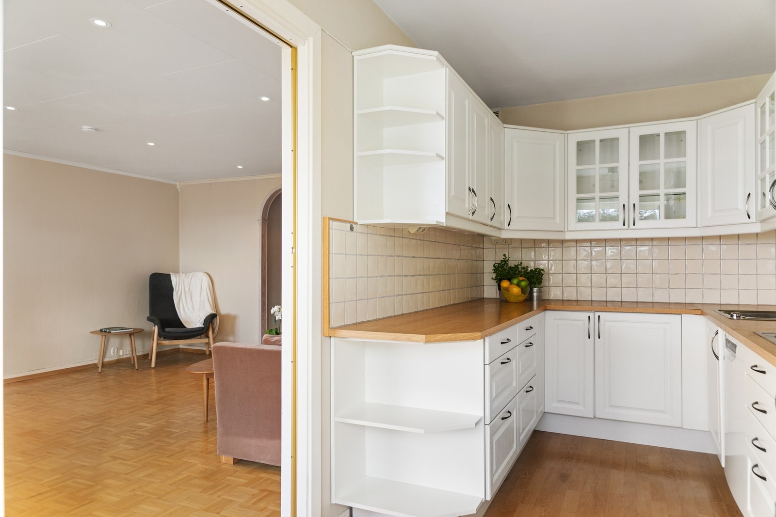 Mellom stue og kjøkken er det trekkspilldør som kan stenges ved behov Galleribilde