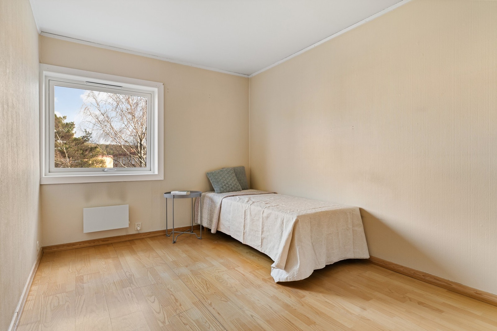 Soverom 2 - Lyst og trivelig med plass til dobbelseng, nattbord, etc. Galleribilde