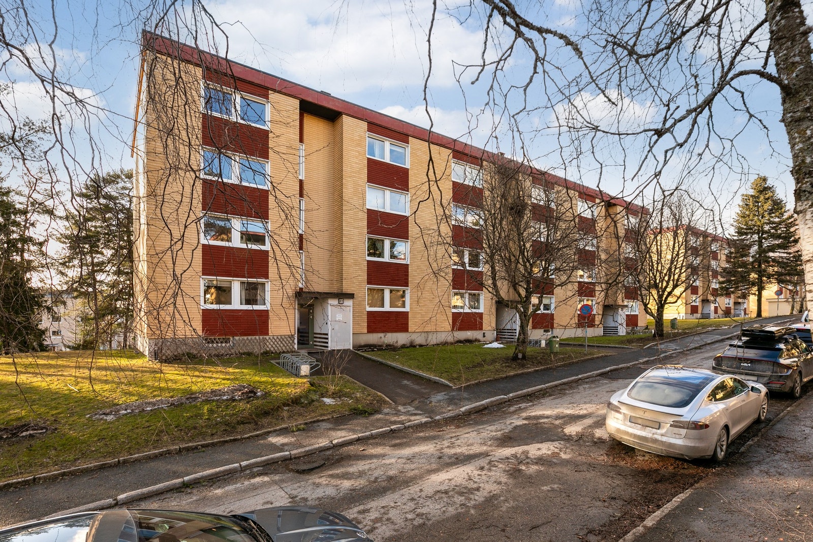 Velkommen til Kranveien 41, 4. etg. Her finner du en lys 3 roms andelsleilighet med innglasset balkong og flott utsikt! Galleribilde