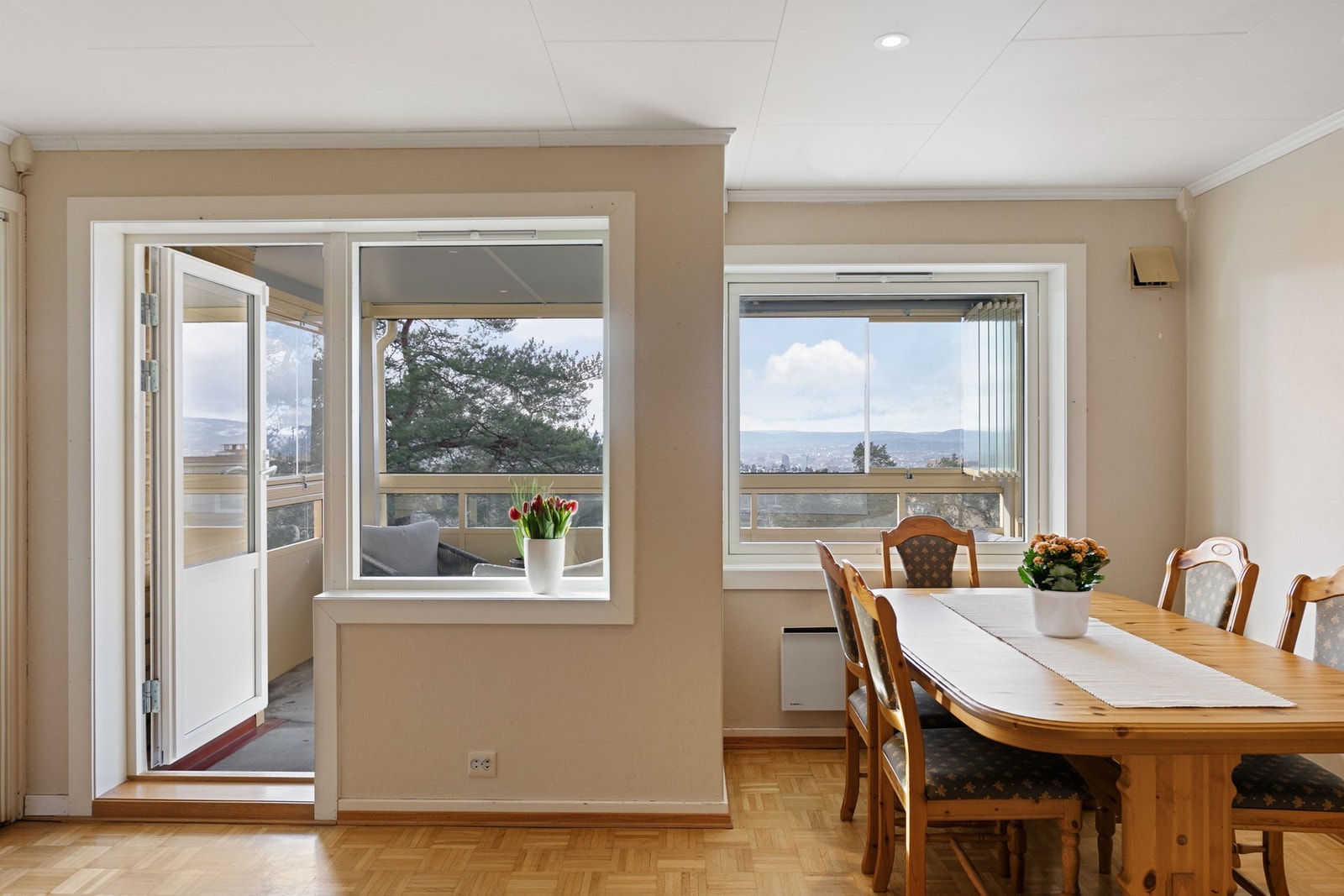 Lys og trivelig stue med store vindusflater som slipper inn godt med naturlig lys Galleribilde