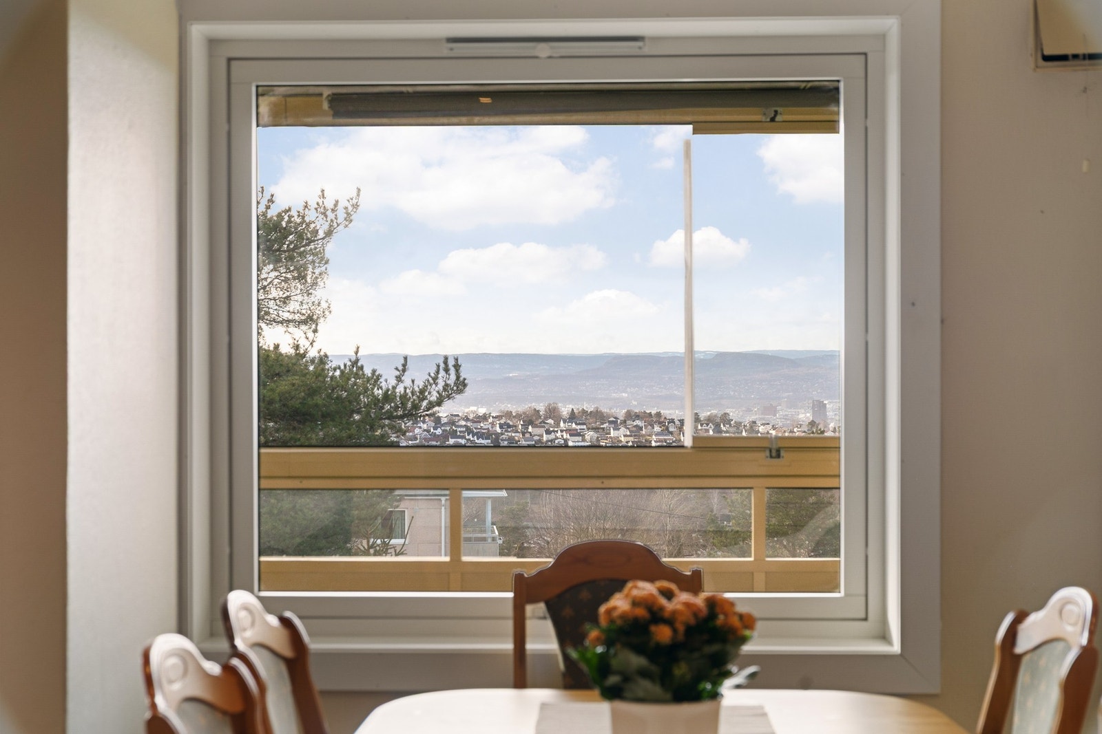 Utsikt fra spiseplassen i stuen Galleribilde