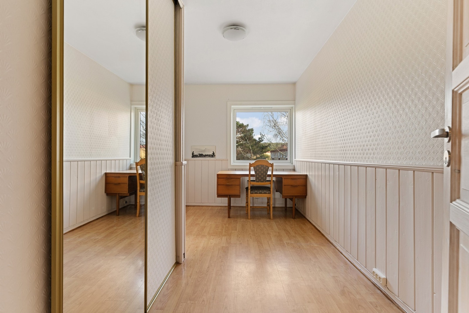 Soverom 1 - lyst og trivelig. Her får man plass til enkeltseng, skrivebord, m.m. Skyvedørsgarderobe for oppbevaring Galleribilde