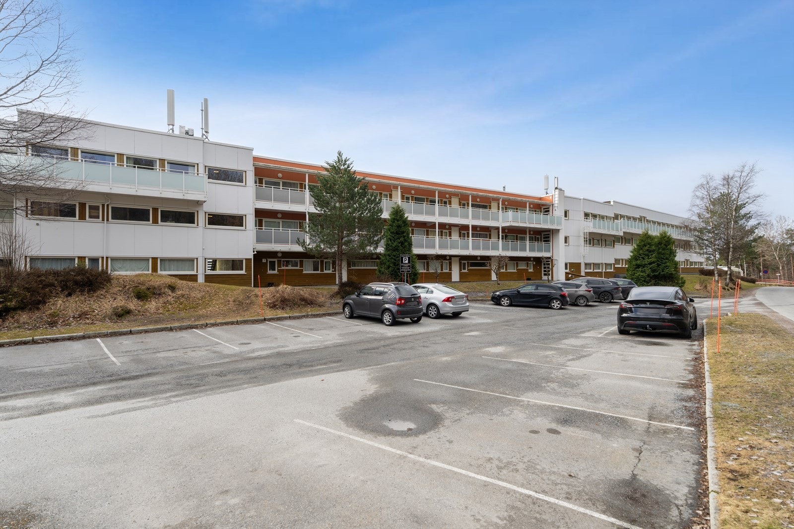 Det er parkering på nordsiden av boligen som beboere kan benytte seg av. Galleribilde