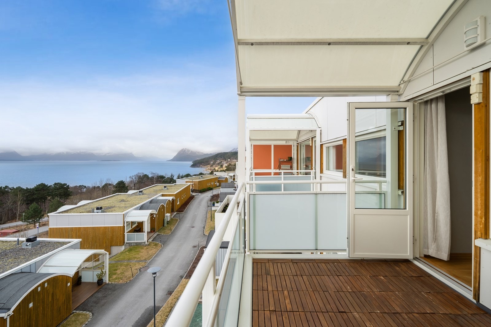 Direkte utgang fra stuen til verandaen gir enkel tilgang til uteområdet. Galleribilde