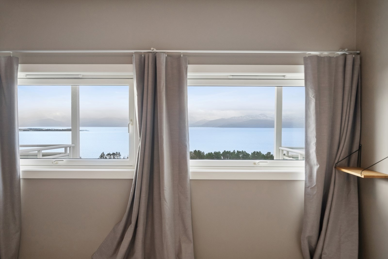 Store vinduer oppgradert i nyere tid med 2-lags isolerglass. Galleribilde