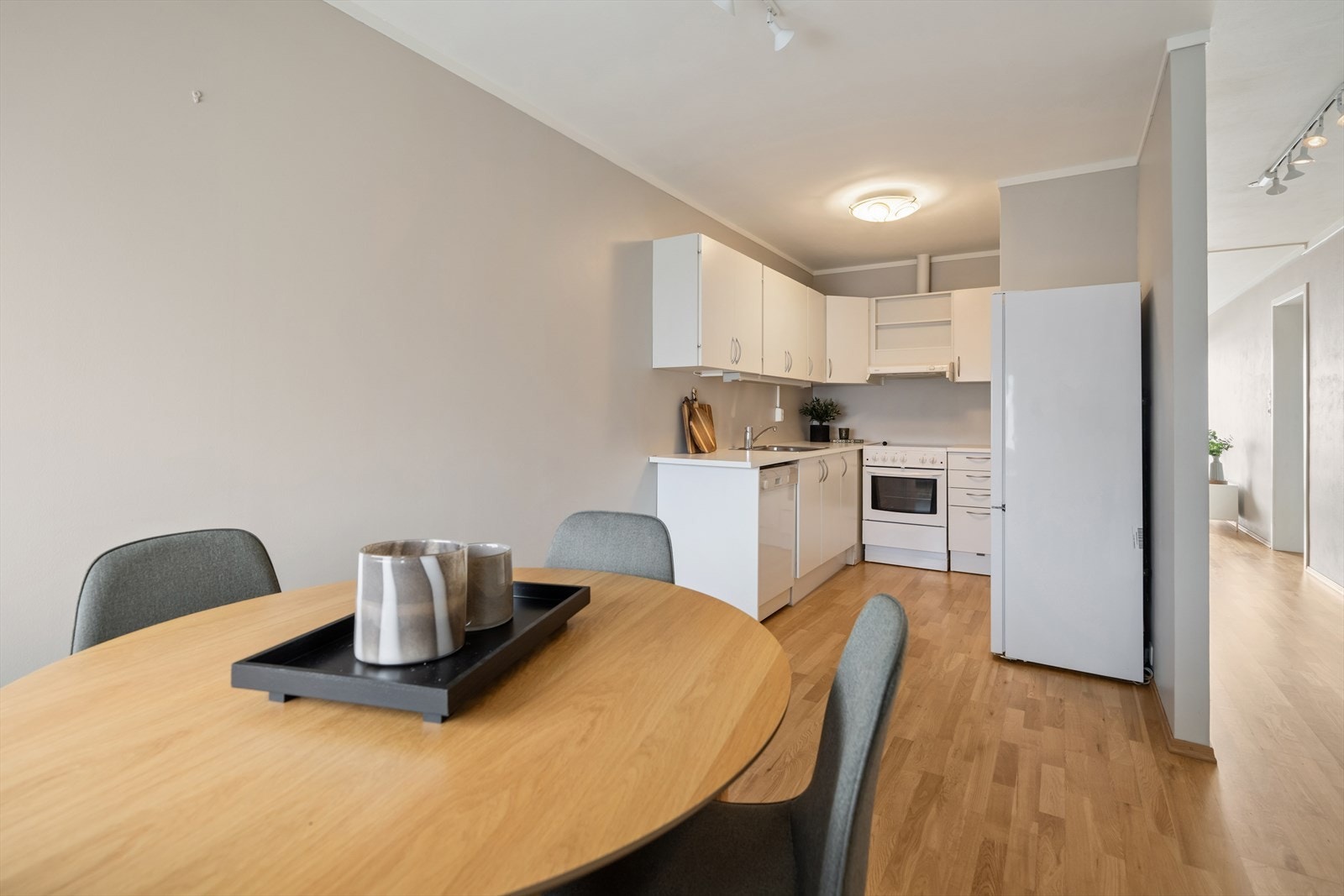 Parkettgulv og glatte fronter preger kjøkkenet. Galleribilde