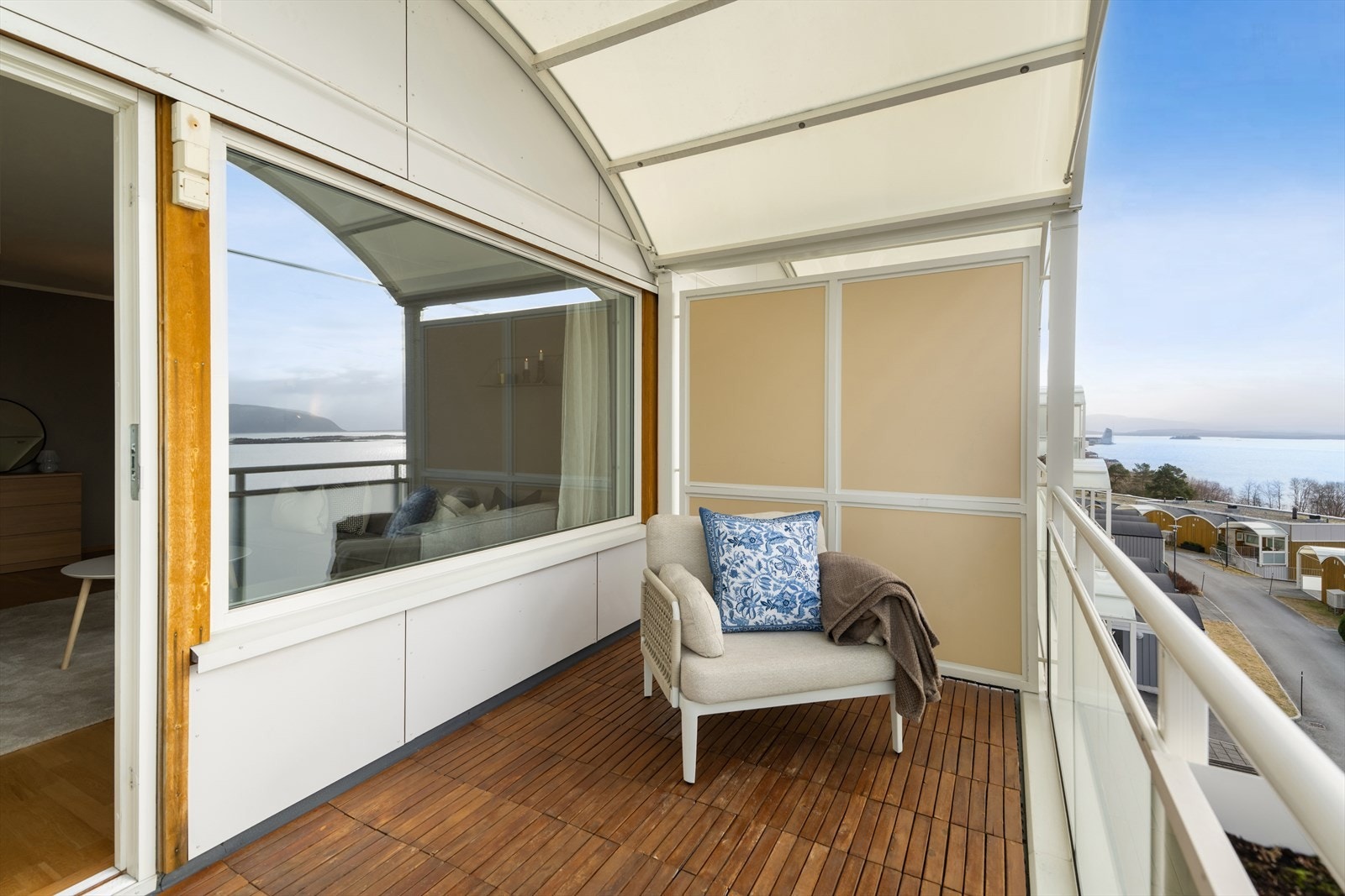 Verandaen har overbygg som gir beskyttelse mot vær og vind, med utsikt over fjorden. Galleribilde