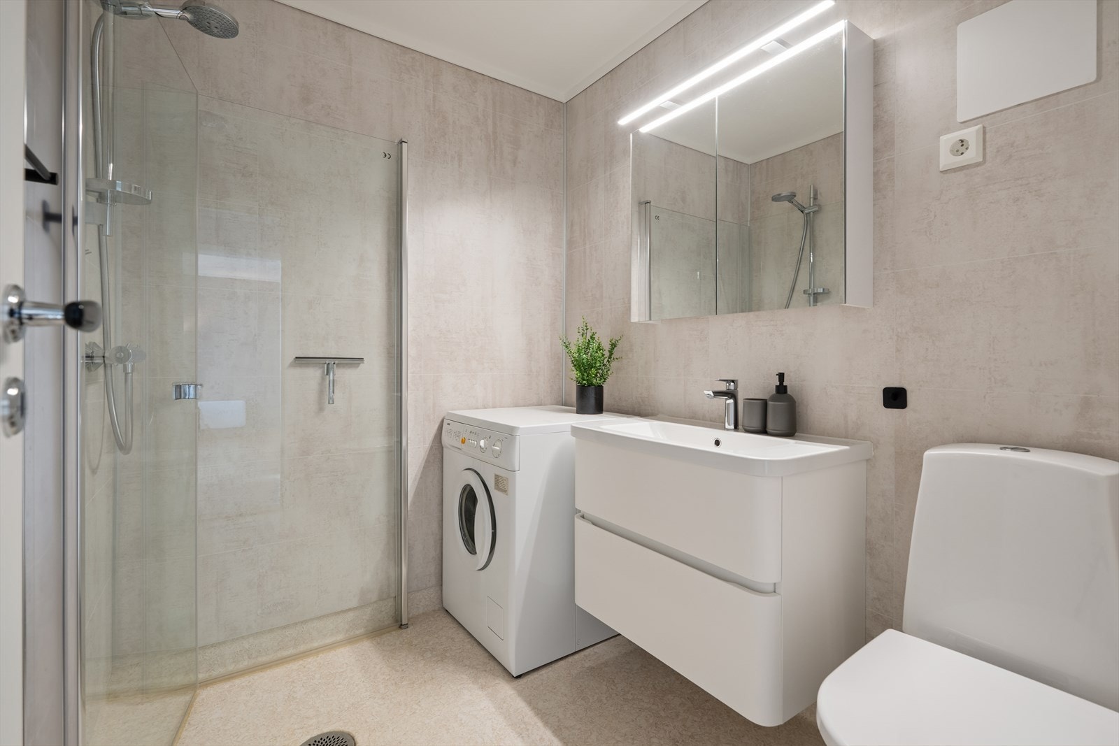 Badet er pusset opp i 2022 og har baderomsplater på veggene og gulvbelegg med gulvvarme. Dusjnisje med glassdører og mekanisk avtrekk sikrer god ventilasjon. Galleribilde