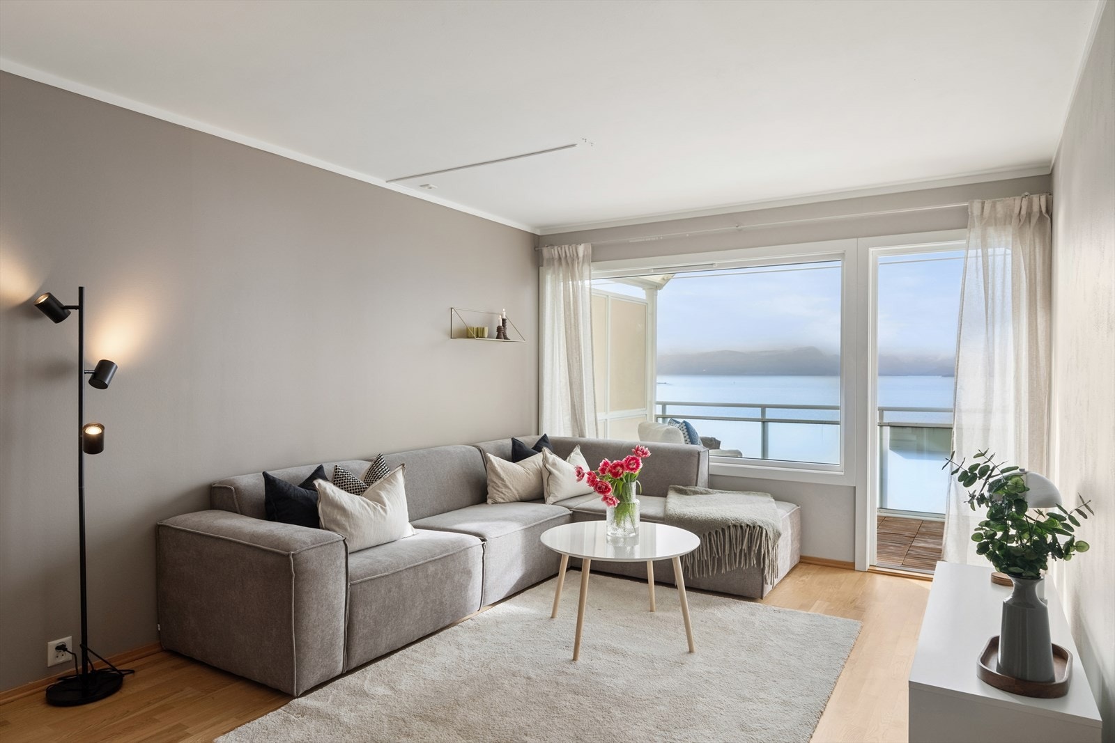 Leiligheten har en moderne fargepalett og har ingen TG 3 i takstrapport utarbeidet i forbindelse med salg. Galleribilde