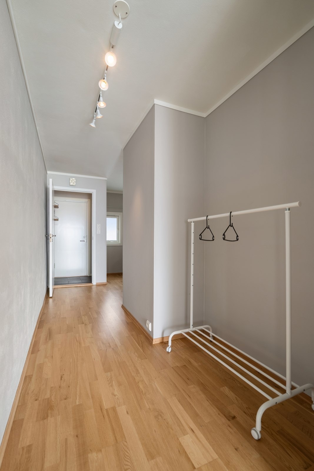 Vindfang med slitesterkt laminatgulv. Ikke langt unna ytterdøren er det rom for garderobeløsning. Galleribilde