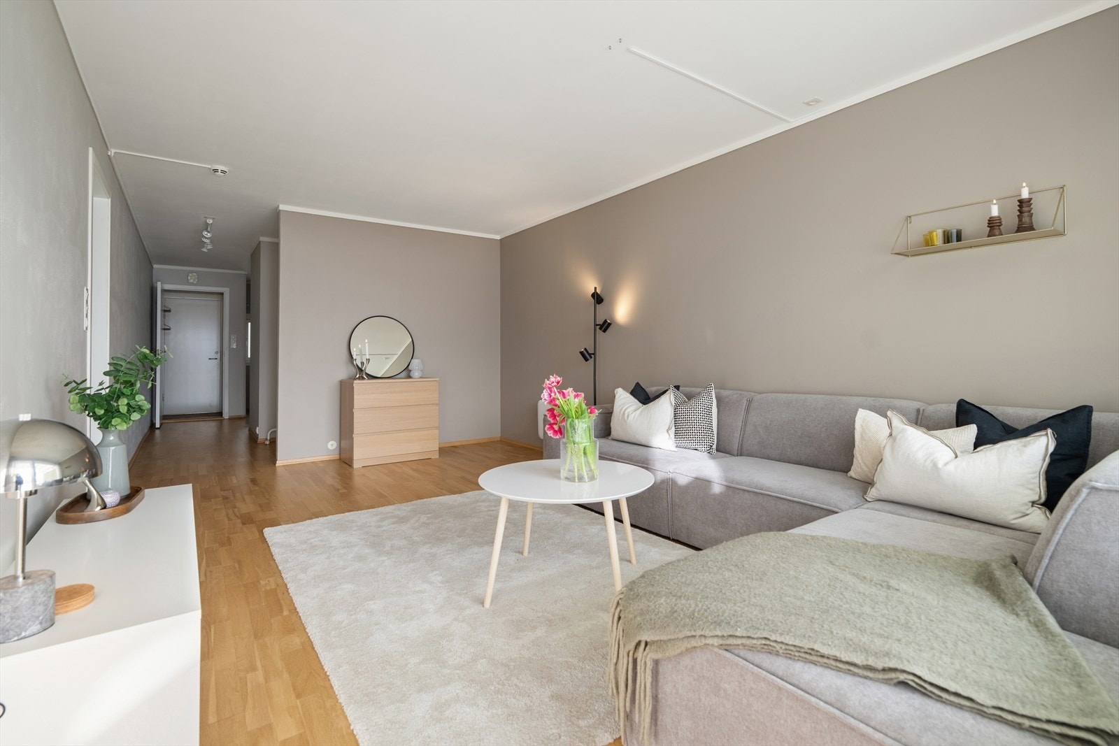 Parkettgulv og malte, slette vegger gir et stilrent uttrykk i stuen. Galleribilde