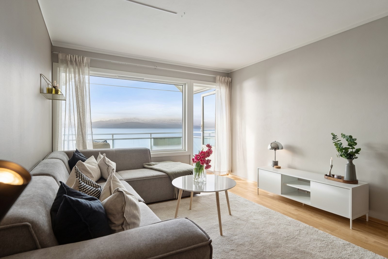 Store vinduer gir stuen rikelig med naturlig lys og utsyn mot fjorden. Galleribilde